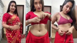 Actress ki humshakal bhabhi saree mein, seedha nangi ho kar choot dikhati hai live