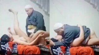 Ameer buddha aadmi, paise dene ke baad ek khoobsurat Paki maid ke saath…