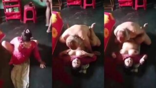 Bangladeshi aunty, ekdum bhari bharkam, mature husband ke saath floor pe quickie kar rahi hai.