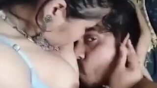 Biwi ki moti behen saree mein, boobs chuswaye aur blowjob diya.