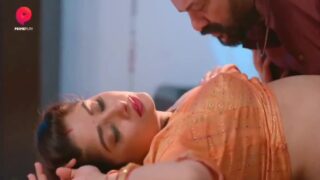 Busty hot actress Kaira Shehgal ka horny guys ke saath threesome sex