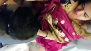 Cuckold pati apni slutty biwi ko apne saamne ek bull se chudwane ka arrangement karta hai.