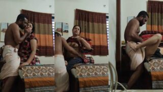 Ek horny driver banda Indian aunty ke boobs suck kar raha hai aur uski choot chod raha hai.