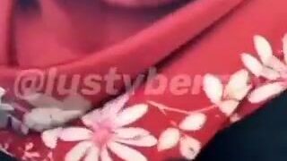 Ek Indonesian hijab wali ladki ko manager ne doggy style mein zor se choda.