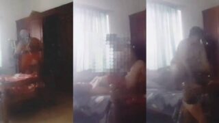 Ek mast mallu housewife, just abhi nahake nikli hai, horny hoke chud gayi.