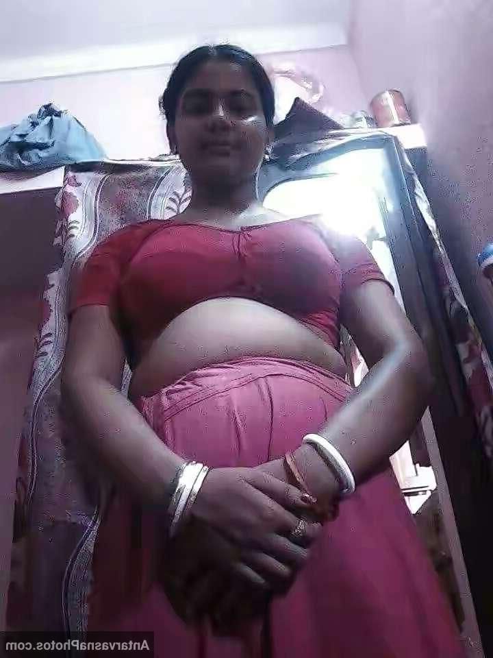 सेक्सी बंगाली भाभी के बिग बोओब्स और चुत के पिक्स