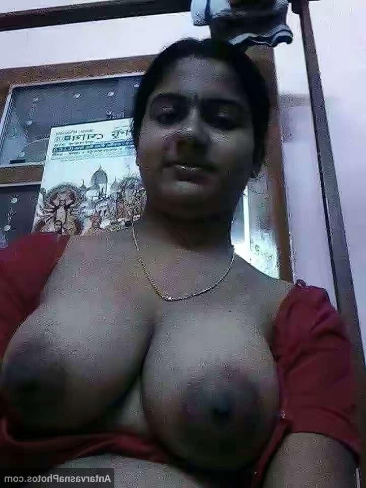 सेक्सी बंगाली भाभी के बिग बोओब्स और चुत के पिक्स