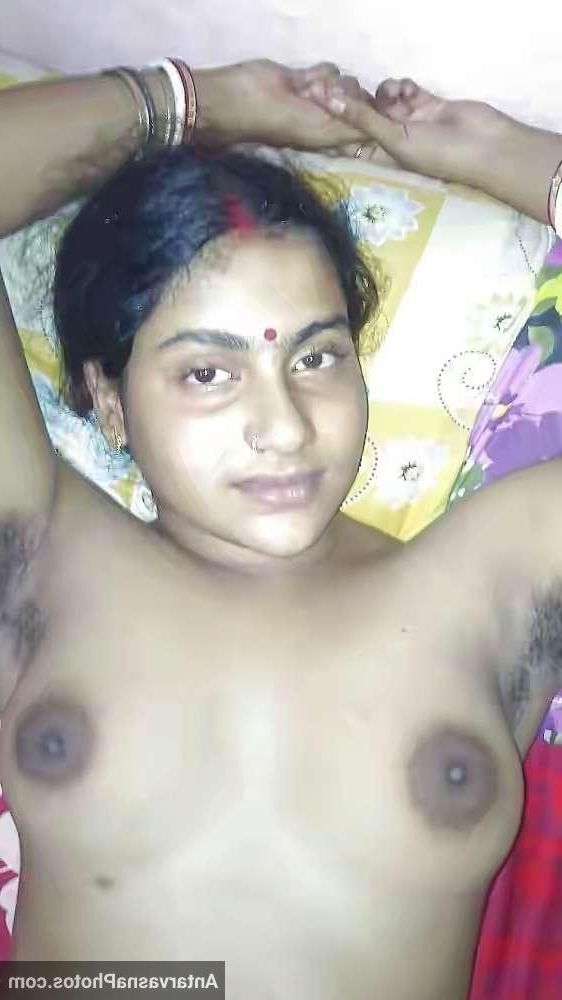 सेक्सी बंगाली भाभी के बिग बोओब्स और चुत के पिक्स