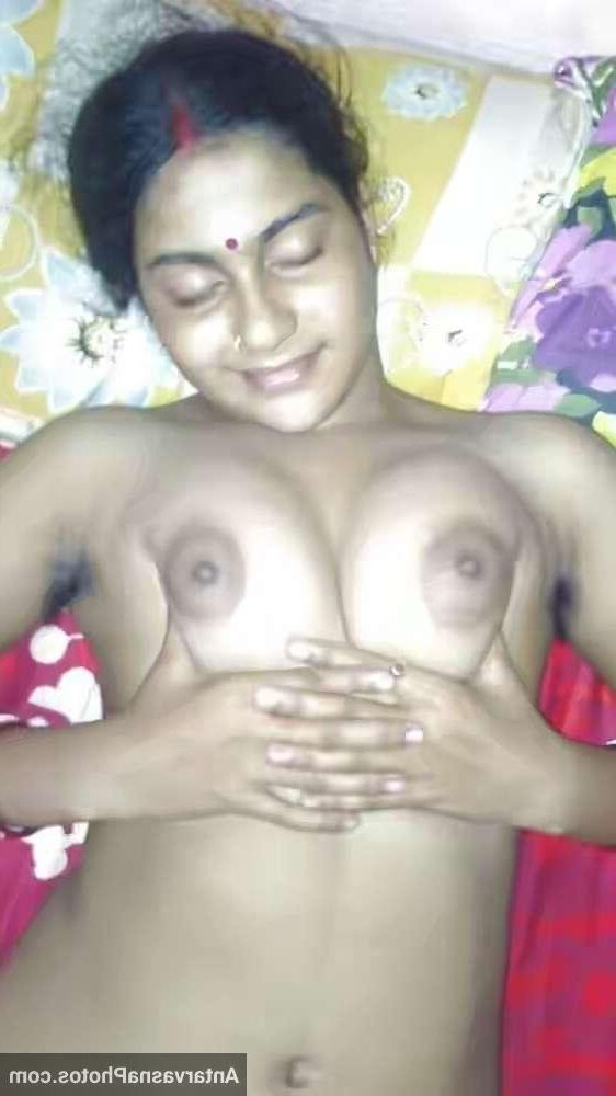 सेक्सी बंगाली भाभी के बिग बोओब्स और चुत के पिक्स