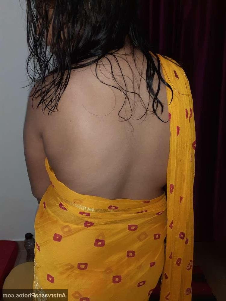 मुंबई की चुड़क्कड़ भाभी के बिग बूब्स (साड़ी पिक्स)