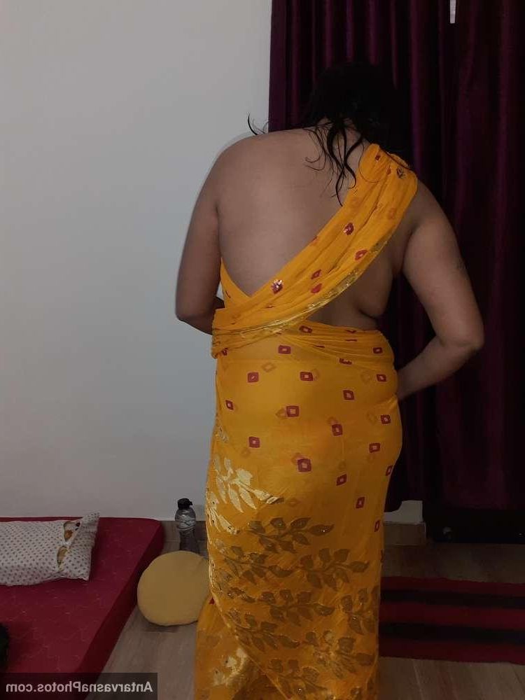 मुंबई की चुड़क्कड़ भाभी के बिग बूब्स (साड़ी पिक्स)