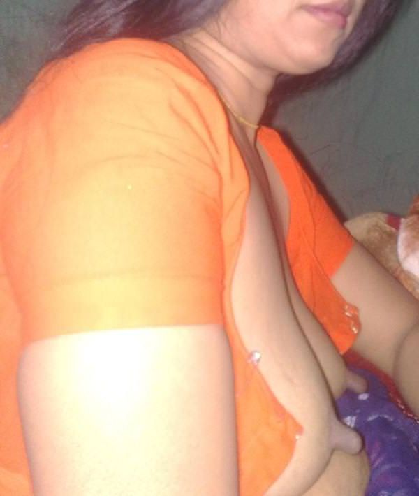 मौसी ने अपने सेक्सी निप्पल्स दिखाये