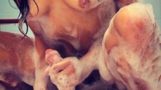 बाथरूम में हैंडजॉब दिया