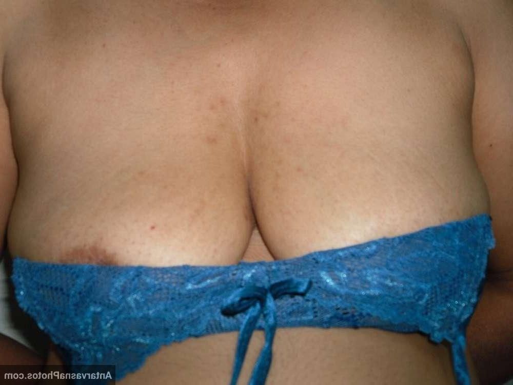 ब्लू ब्रा पांटियस निकल के चुत दिखाई आंटी ने