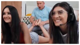 Gaming karte time girlfriend ki hot friend ko garam karna, phir uske saath fuck karna.