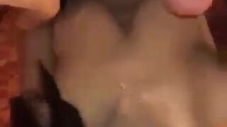Garam Indian ladki apne boyfriend ko blowjob de rahi hai (saaf Hindi audio ke saath)