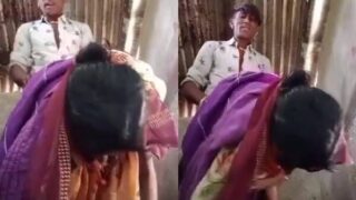 Gujarati village ki bhabhi ko neighbour ne doggy style mein choda