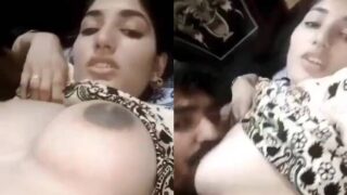 Innocent dikhne wali Paki wife bade juicy boobs suck karte hue enjoy kar rahi hai.
