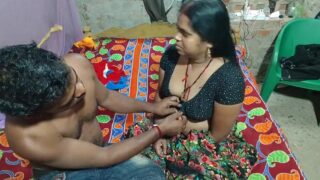 Mature village wali aunty apne devar se apni tadapti hui choot chudwa rahi hai.