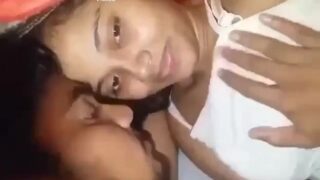 Patna ka couple romantic mood mein, garam kissing aur nipple sucking kar rahe hain