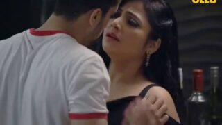 Rajsi Verma, ek hot Indian milf, ka apni daughter ke bf ke saath sexy sex scene.