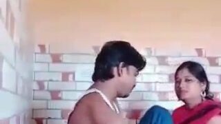 Saree mein ek chubby Tamil aunty ka young neighbour ke saath secret affair.