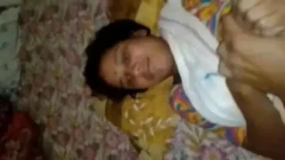 Biwi Ko Chod Ke Maal Chut Ke Upar Giraya