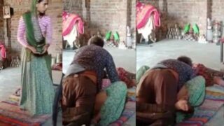 Budhdha Sarpanch ne Bihari gaon ki patni ko choda jab pati door tha