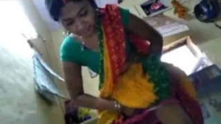 Cute Desi Bhabhi condom laga kar lund ki sawari karte hue