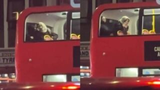 Hijab wali ladki London ki double-decker bus mein New Year pe chudai kar rahi hai.