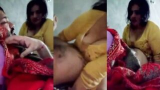 Pakistani bhabhi ka hot cleavage show aur dick riding.